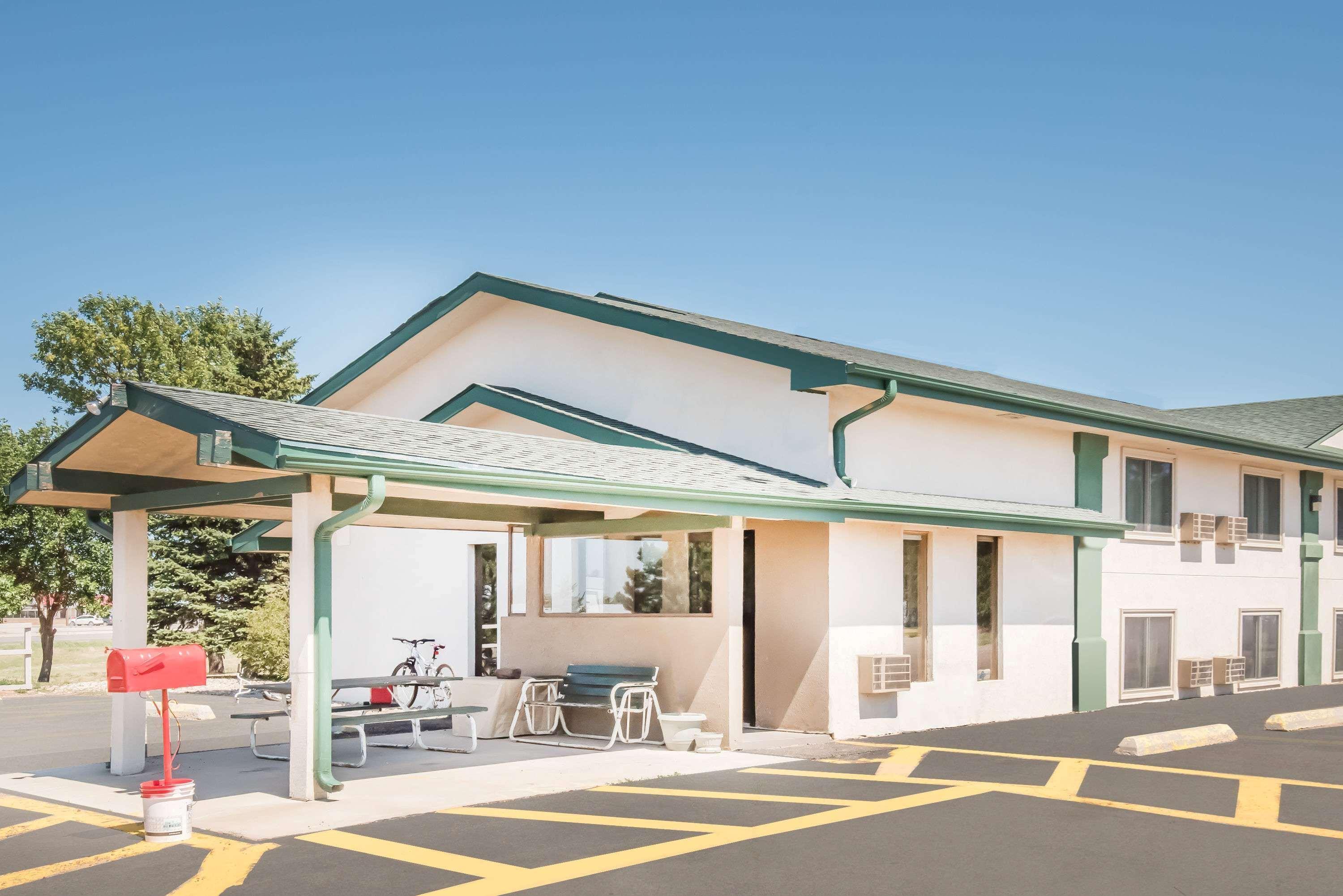 Super 8 By Wyndham Miller Hotel Exterior photo